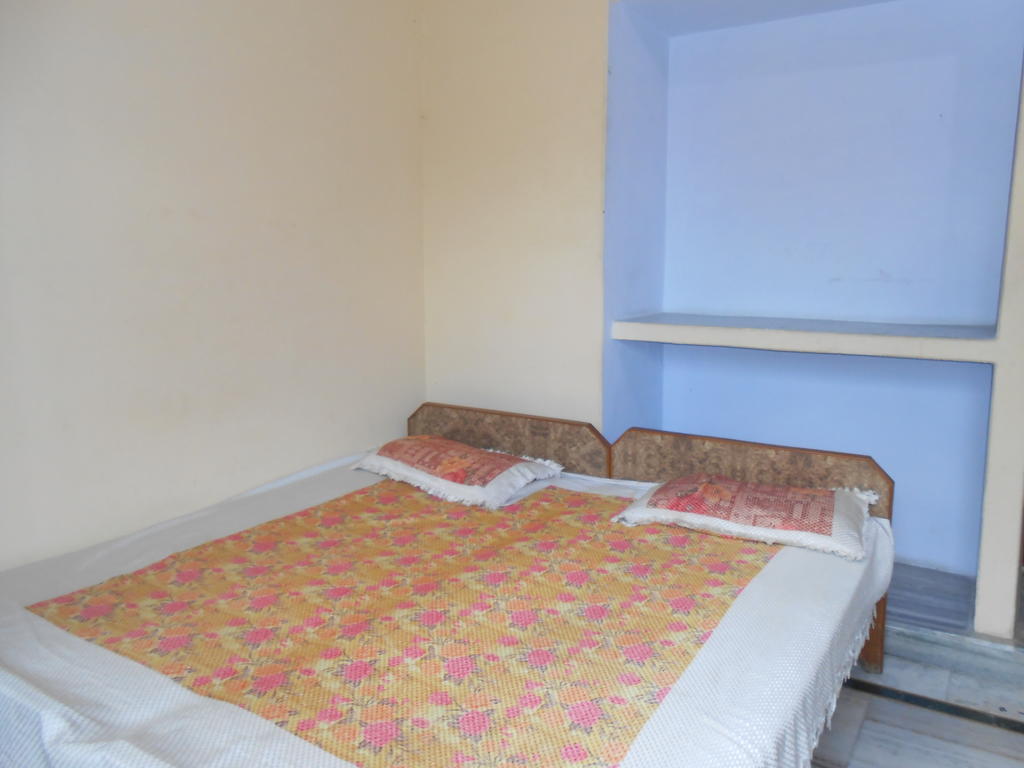 Maruti Guest House Varanasi Room photo